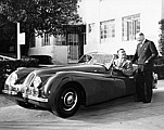 Clark Gable in seinem ersten XK120, der noch aus Aluminium war, mit William Lyons